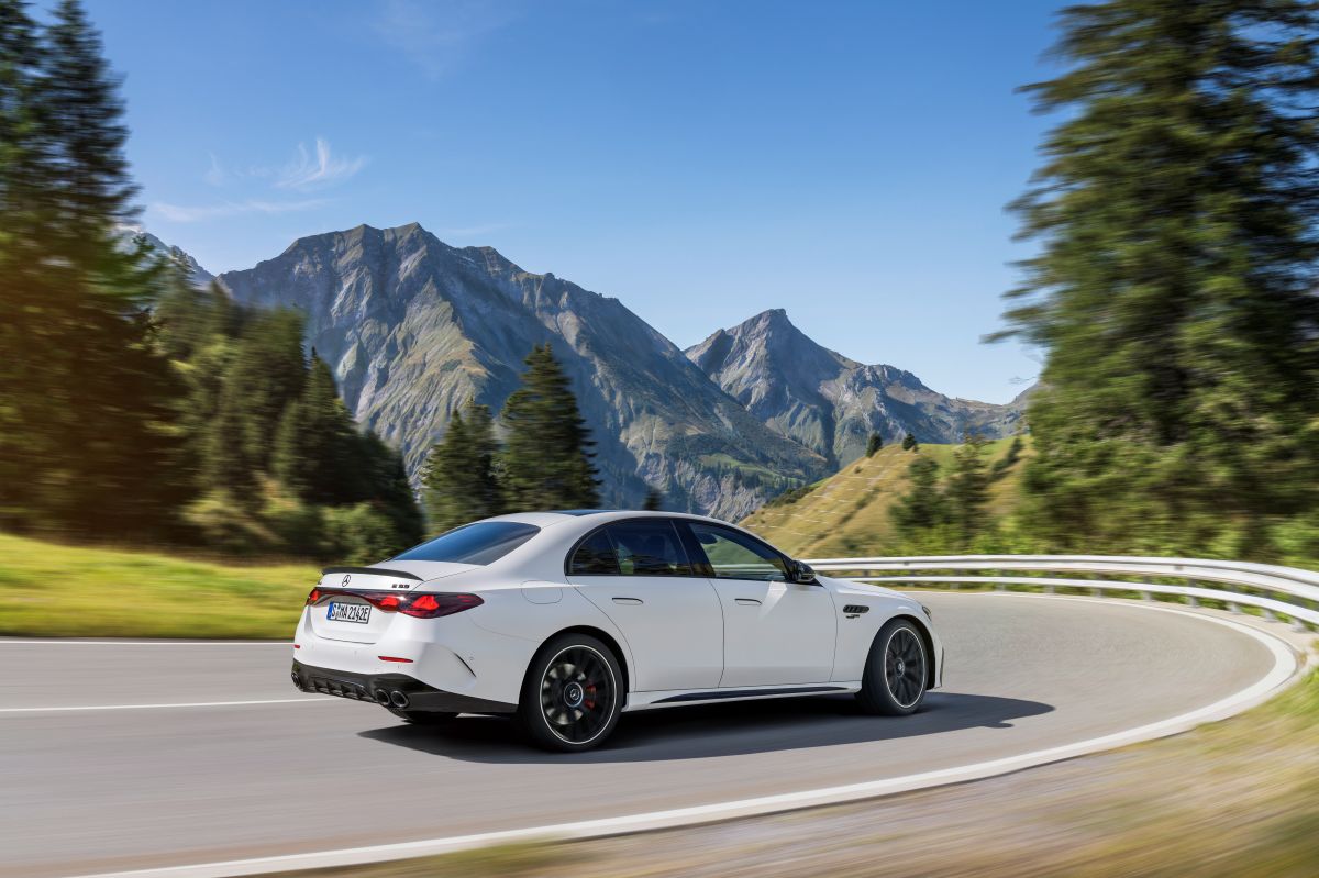 圖4、 E 53 星耀版結合 AMG 夜色套件及遮陽套件，打造兼具性能與私密座艙的熱血意境。